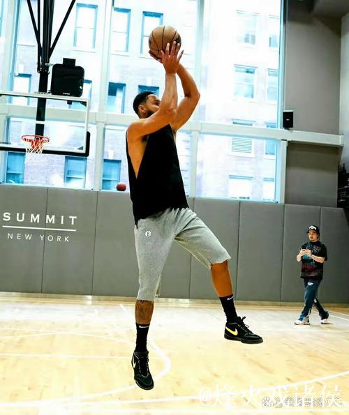 小西蒙斯状态低迷,全场投篮仅33%命中,三分颗粒无收,仅得9分1助攻 小西蒙斯状态低迷,全场投篮仅33%命中,三分颗粒无收,仅得9分1助攻